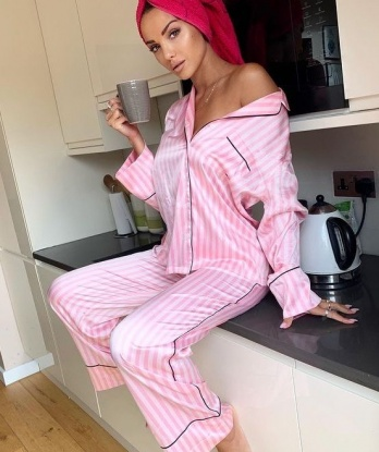 В Москве я провожу свои интимные сессии, насыщенные эмоциями и желаниями. Я готова удовлетворить все твои фантазии и желания. У меня есть опыт, чтобы исполнить твои самые сокровенные мечты. Фото в моем профиле говорят сами за себя - я сексуальна и привлекательна, с шикарными формами и горячим темпераментом. Мои клиенты остаются довольными и всегда возвращаются ко мне снова. Если ты готов окунуться в мир похоти и наслаждения, не стесняйся - приглашаю тебя на незабываемое свидание со мной. Со мной ты точно не пожалеешь, ведь я знаю, как подарить настоящий сексуальный фейерверк! 💋 12645, 23 года